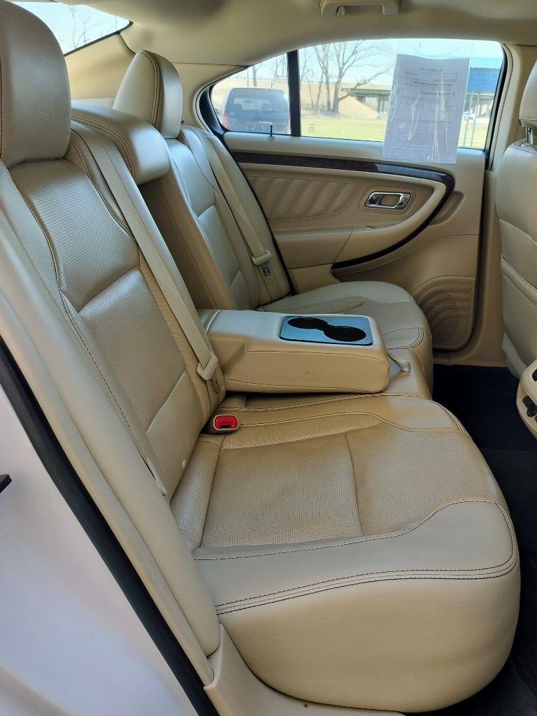 Ford Taurus Limited FWD 2018