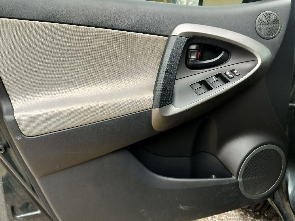 Toyota RAV4 Base V6 2WD 2011