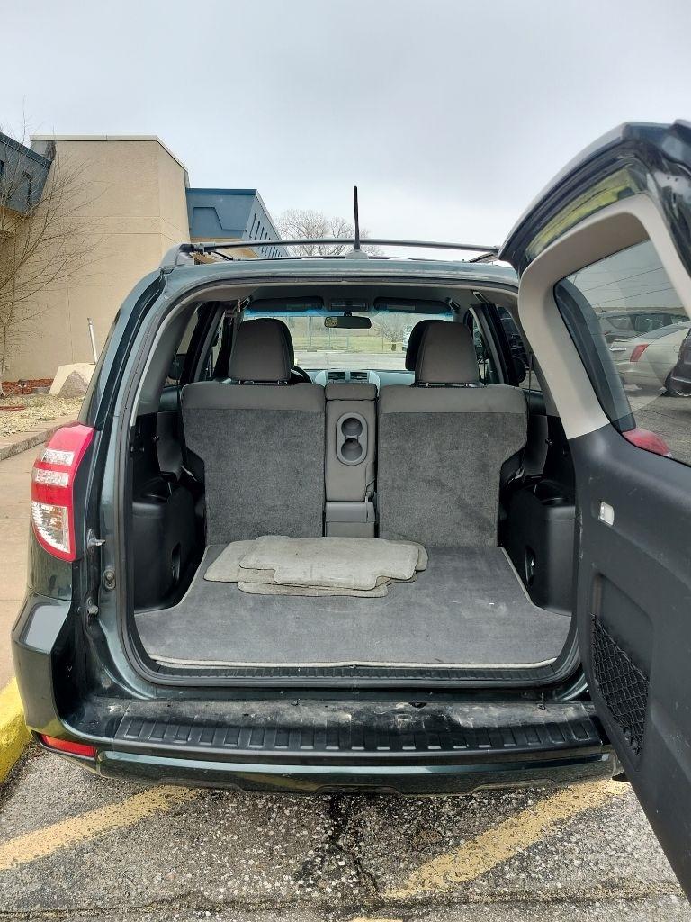 Toyota RAV4 Base V6 2WD 2011