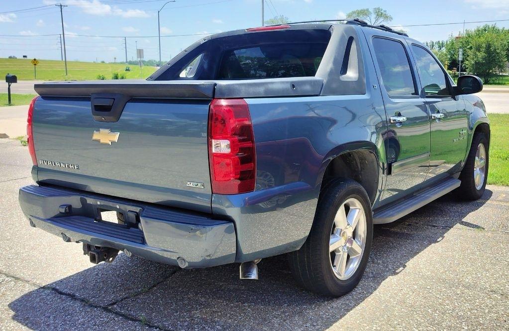 2011 Chevrolet Avalanche LT 2WD