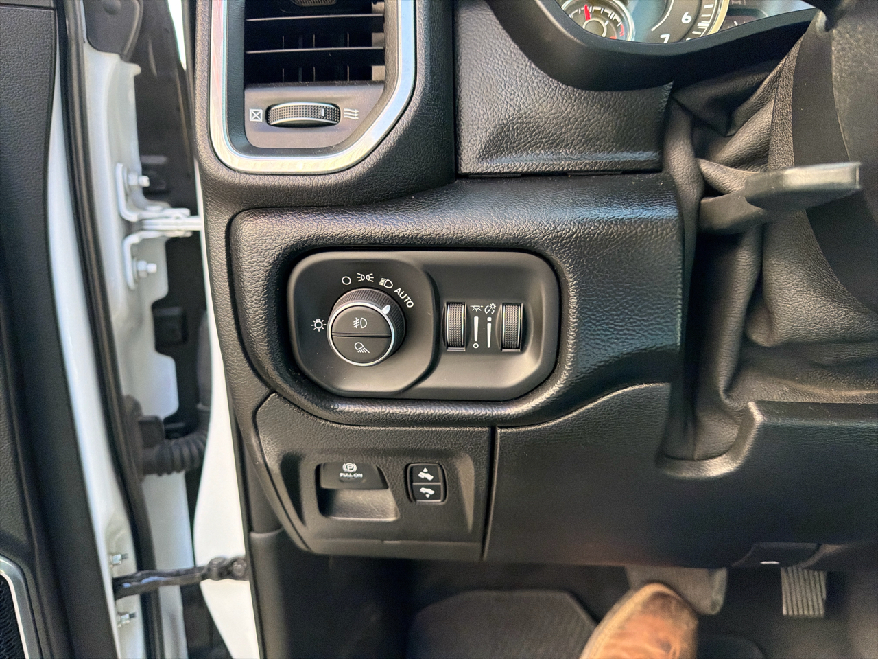 RAM 1500 Laramie Crew Cab SWB 4WD 2021