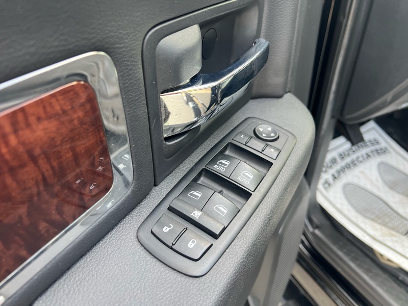 RAM 1500 Laramie Crew Cab 4WD 2012 RAM 1500 Laramie Crew Cab 4WD 2012