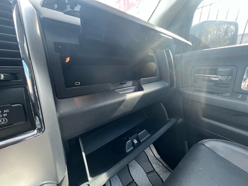 RAM 1500 Laramie Crew Cab 4WD 2012 RAM 1500 Laramie Crew Cab 4WD 2012