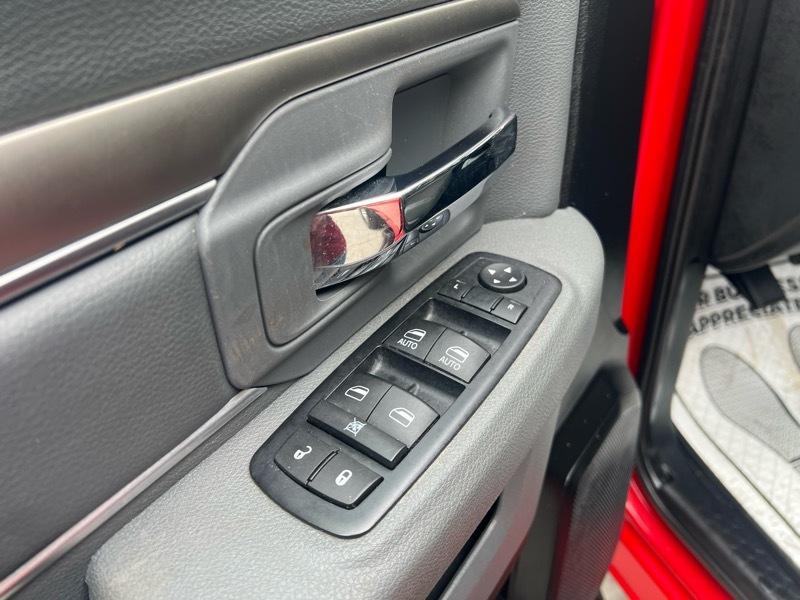 RAM 1500 SLT Quad Cab 4WD 2016