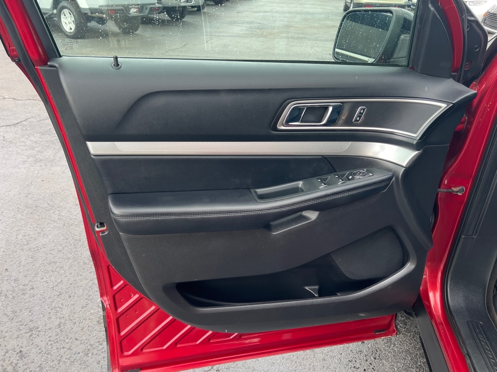 2017 Ford Explorer XLT photo 11