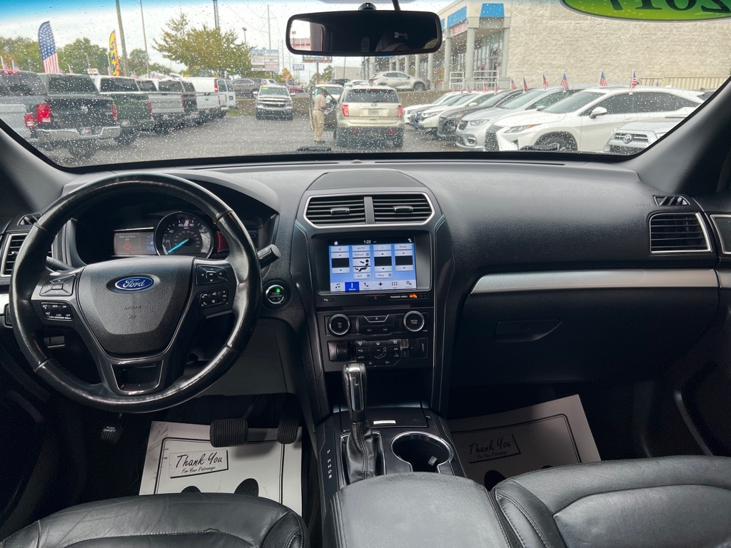 2017 Ford Explorer XLT photo 16