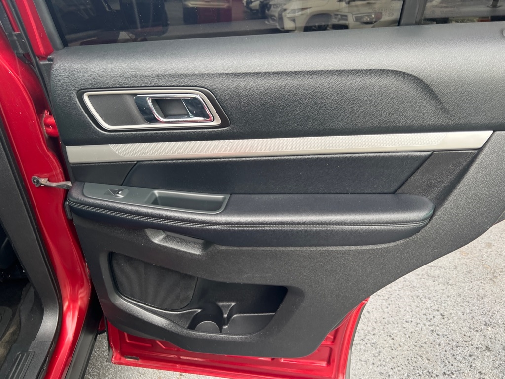 2017 Ford Explorer XLT photo 18