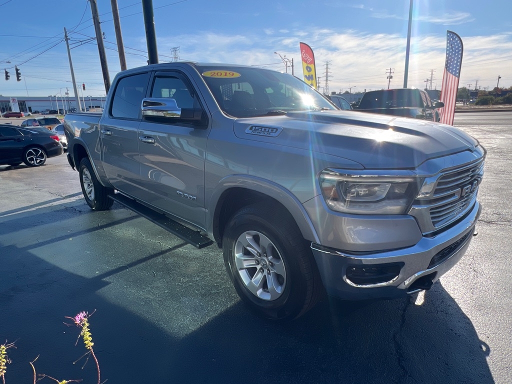 RAM 1500 Laramie 4x4 Crew Cab 5'7" Box 2019 RAM 1500 Laramie 4x4 Crew Cab 5'7" Box 2019
