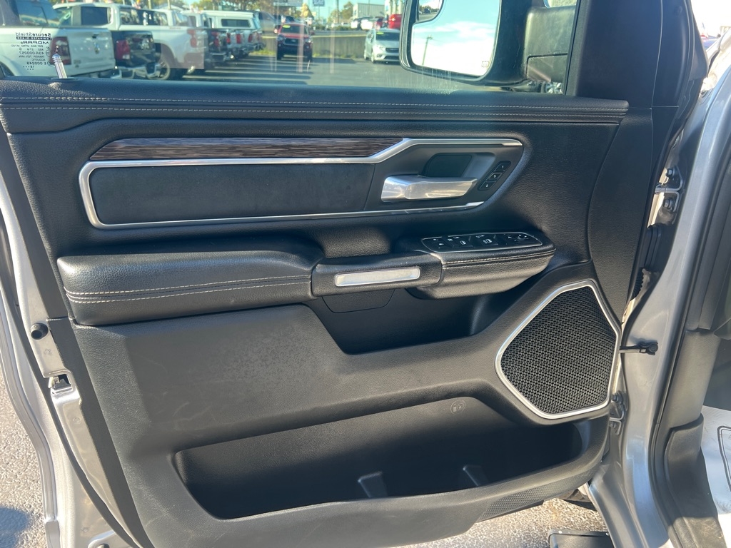 RAM 1500 Laramie 4x4 Crew Cab 5'7" Box 2019 RAM 1500 Laramie 4x4 Crew Cab 5'7" Box 2019