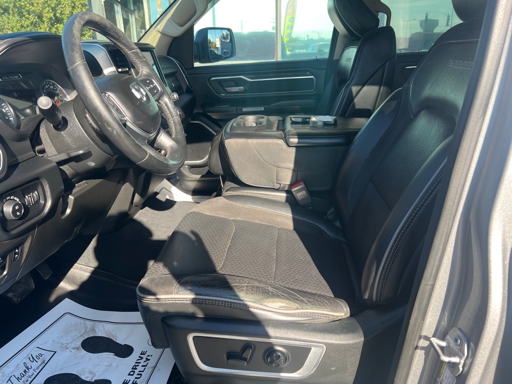 RAM 1500 Laramie 4x4 Crew Cab 5'7" Box 2019 RAM 1500 Laramie 4x4 Crew Cab 5'7" Box 2019