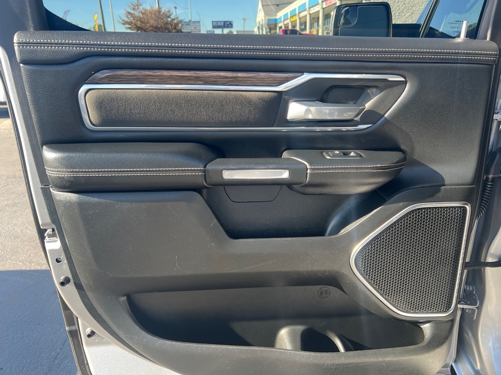 RAM 1500 Laramie 4x4 Crew Cab 5'7" Box 2019 RAM 1500 Laramie 4x4 Crew Cab 5'7" Box 2019