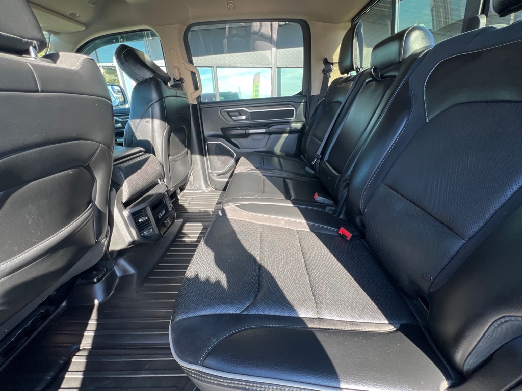 RAM 1500 Laramie 4x4 Crew Cab 5'7" Box 2019 RAM 1500 Laramie 4x4 Crew Cab 5'7" Box 2019