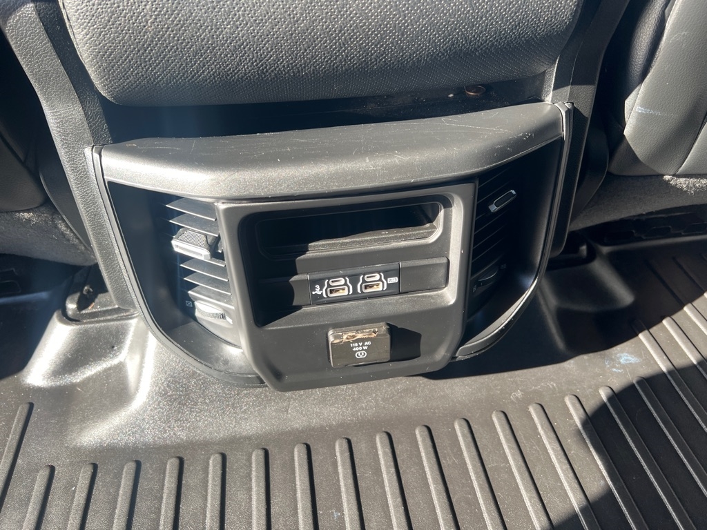 RAM 1500 Laramie 4x4 Crew Cab 5'7" Box 2019 RAM 1500 Laramie 4x4 Crew Cab 5'7" Box 2019