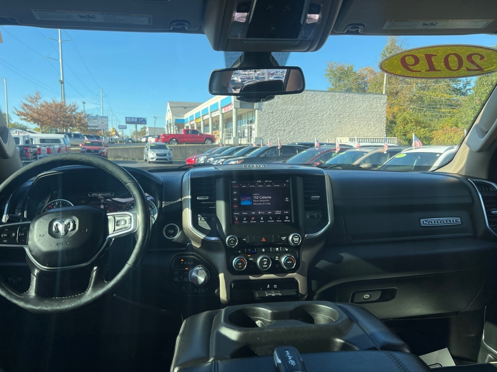 RAM 1500 Laramie 4x4 Crew Cab 5'7" Box 2019 RAM 1500 Laramie 4x4 Crew Cab 5'7" Box 2019