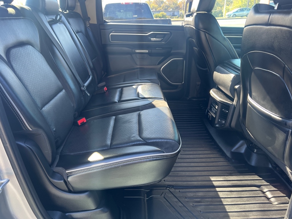 RAM 1500 Laramie 4x4 Crew Cab 5'7" Box 2019 RAM 1500 Laramie 4x4 Crew Cab 5'7" Box 2019