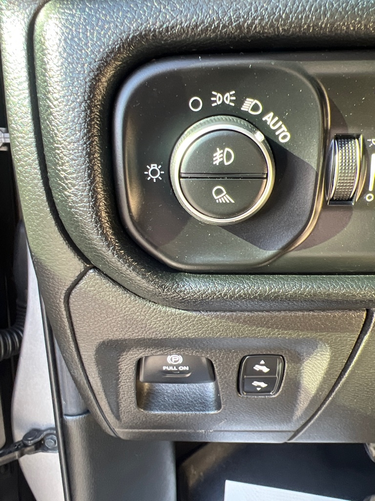 RAM 1500 Laramie 4x4 Crew Cab 5'7" Box 2019 RAM 1500 Laramie 4x4 Crew Cab 5'7" Box 2019