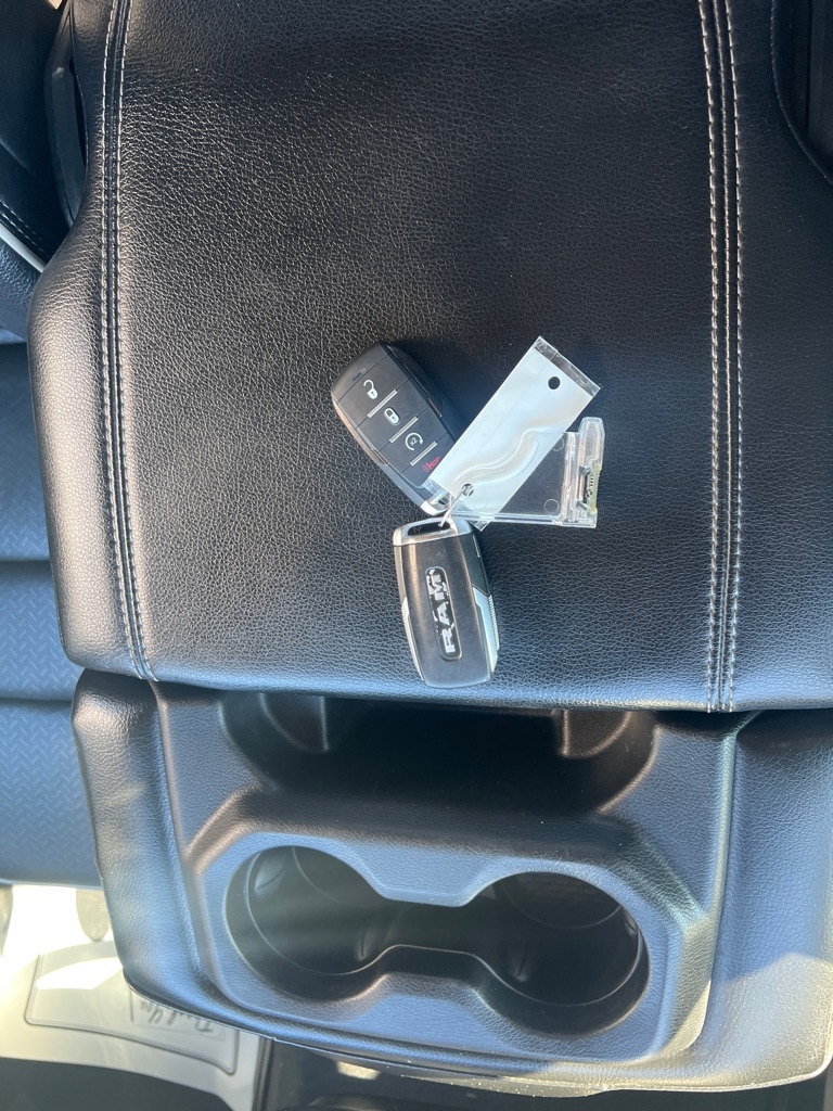 RAM 1500 Laramie 4x4 Crew Cab 5'7" Box 2019 RAM 1500 Laramie 4x4 Crew Cab 5'7" Box 2019