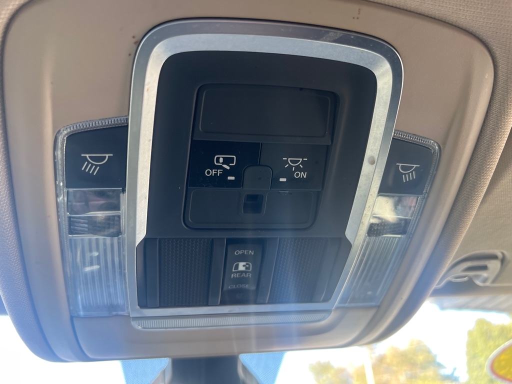 RAM 1500 Laramie 4x4 Crew Cab 5'7" Box 2019 RAM 1500 Laramie 4x4 Crew Cab 5'7" Box 2019