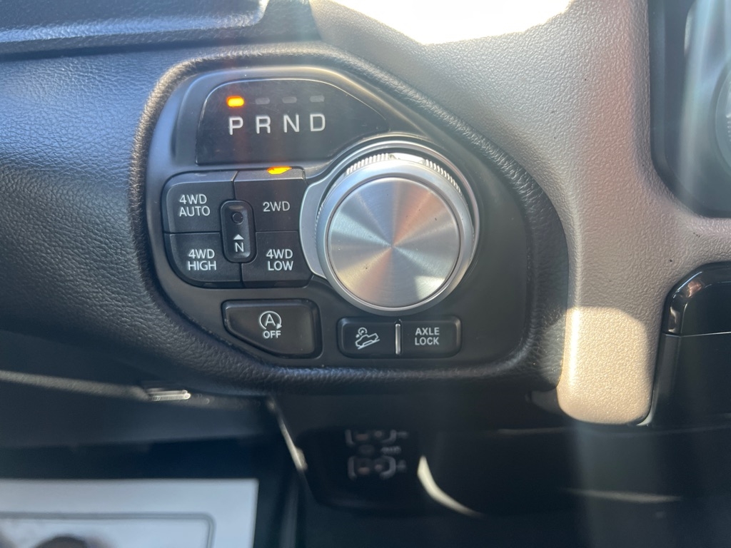 RAM 1500 Laramie 4x4 Crew Cab 5'7" Box 2019 RAM 1500 Laramie 4x4 Crew Cab 5'7" Box 2019