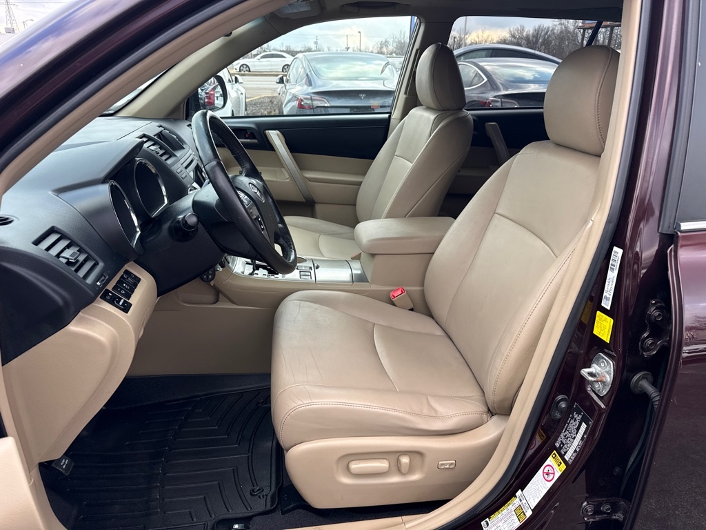 Toyota Highlander 4WD 4dr V6 Base (Natl) 2011