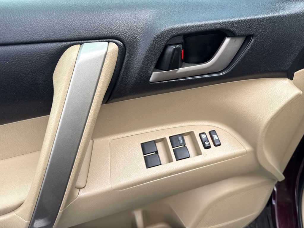 Toyota Highlander 4WD 4dr V6 Base (Natl) 2011