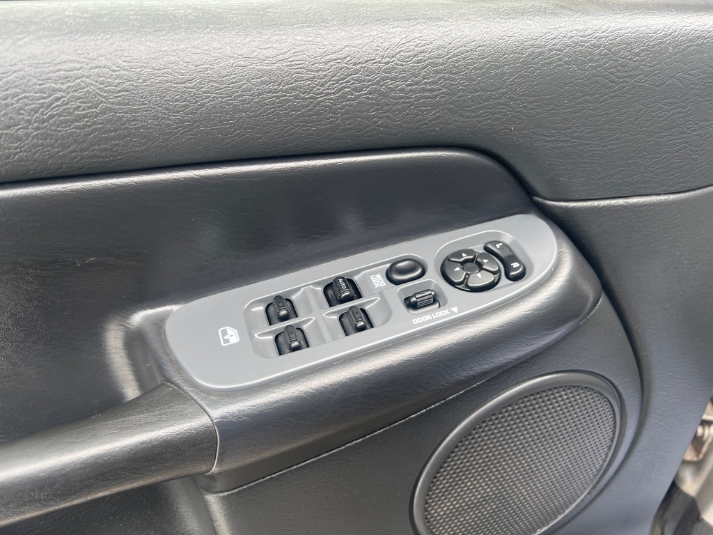 Dodge Ram 2500 4dr Quad Cab 140.5" WB 4WD SLT 2005