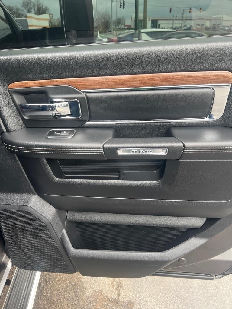 RAM 3500 4WD Mega Cab 160.5" Laramie 2015