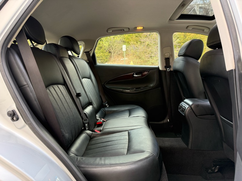 Infiniti QX50 4D SUV RWD 2017