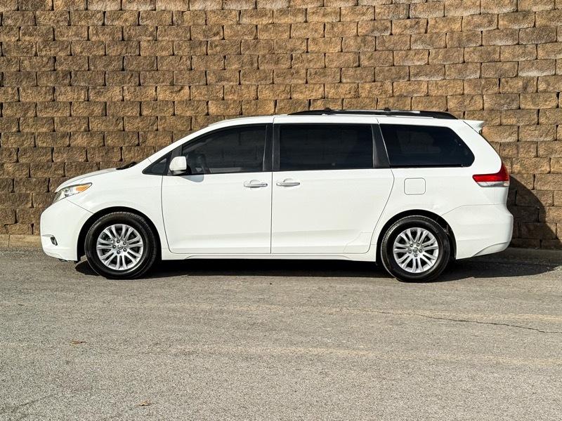 Toyota Sienna XLE FWD 8-Passenger V6 2012