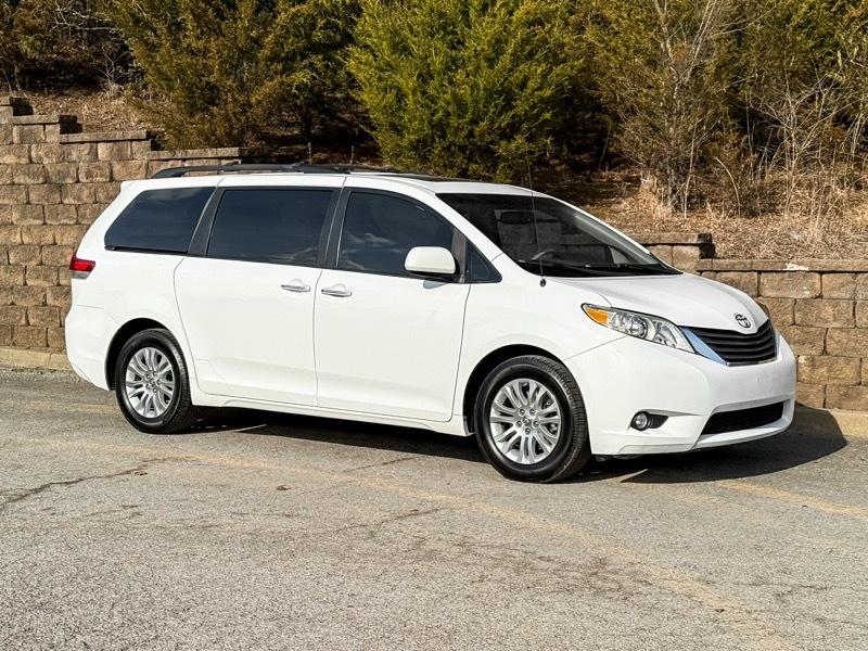 Toyota Sienna XLE FWD 8-Passenger V6 2012