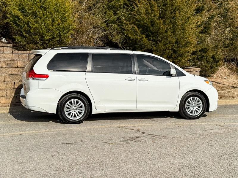 Toyota Sienna XLE FWD 8-Passenger V6 2012
