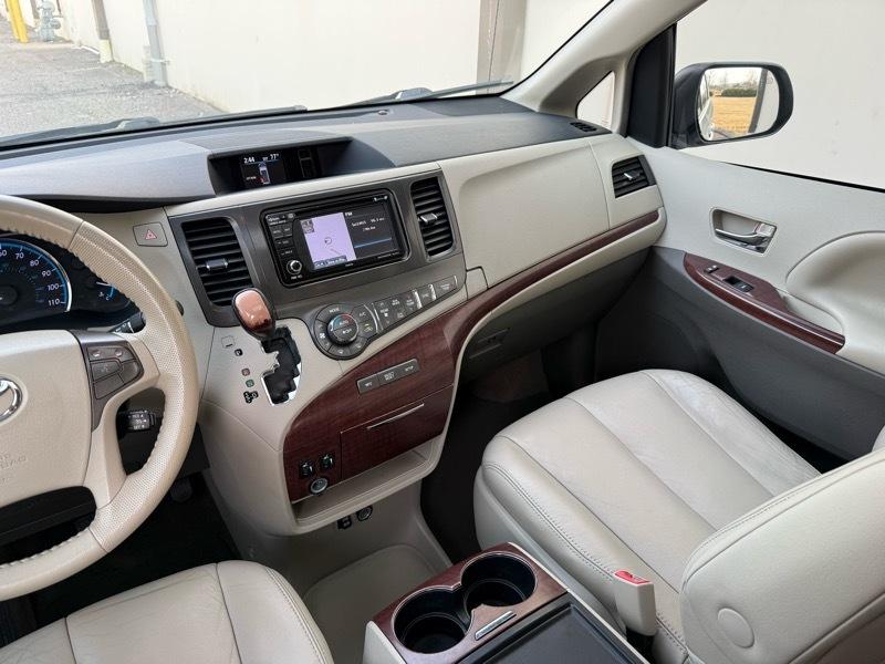 Toyota Sienna XLE FWD 8-Passenger V6 2012