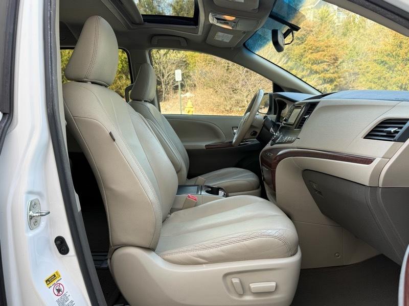 Toyota Sienna XLE FWD 8-Passenger V6 2012