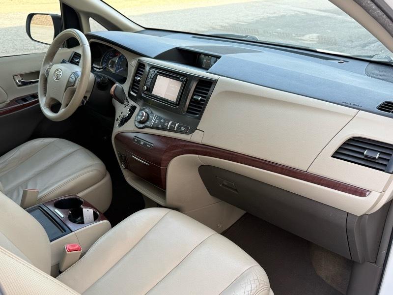 Toyota Sienna XLE FWD 8-Passenger V6 2012