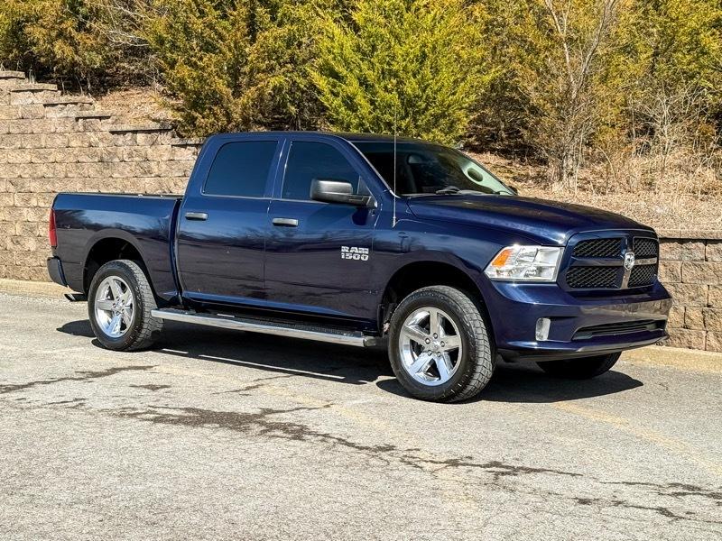 RAM 1500 Express 4x4 Crew Cab 5'7" Box 2015