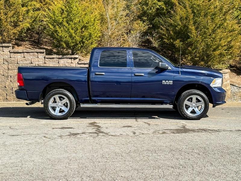 RAM 1500 Express 4x4 Crew Cab 5'7" Box 2015