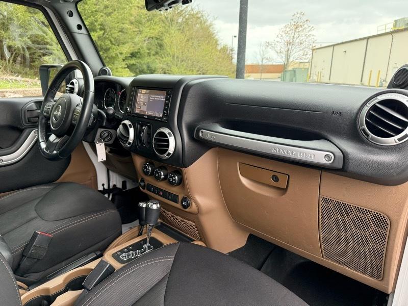 Jeep Wrangler Unlimited Sahara 4WD 2014