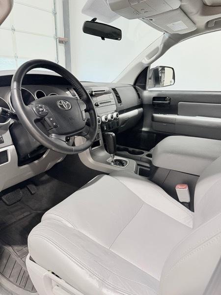 Toyota Sequoia SR5 4.6L 4WD 2012
