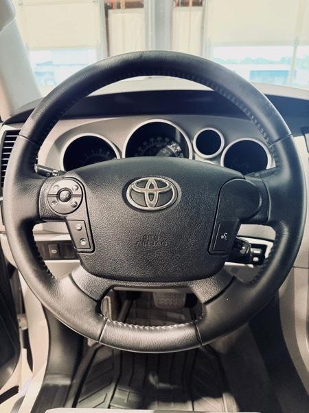 Toyota Sequoia SR5 4.6L 4WD 2012
