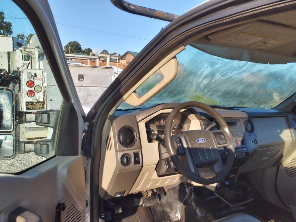 Ford F-350 SD 2WD Reg Cab 137" XL 2008