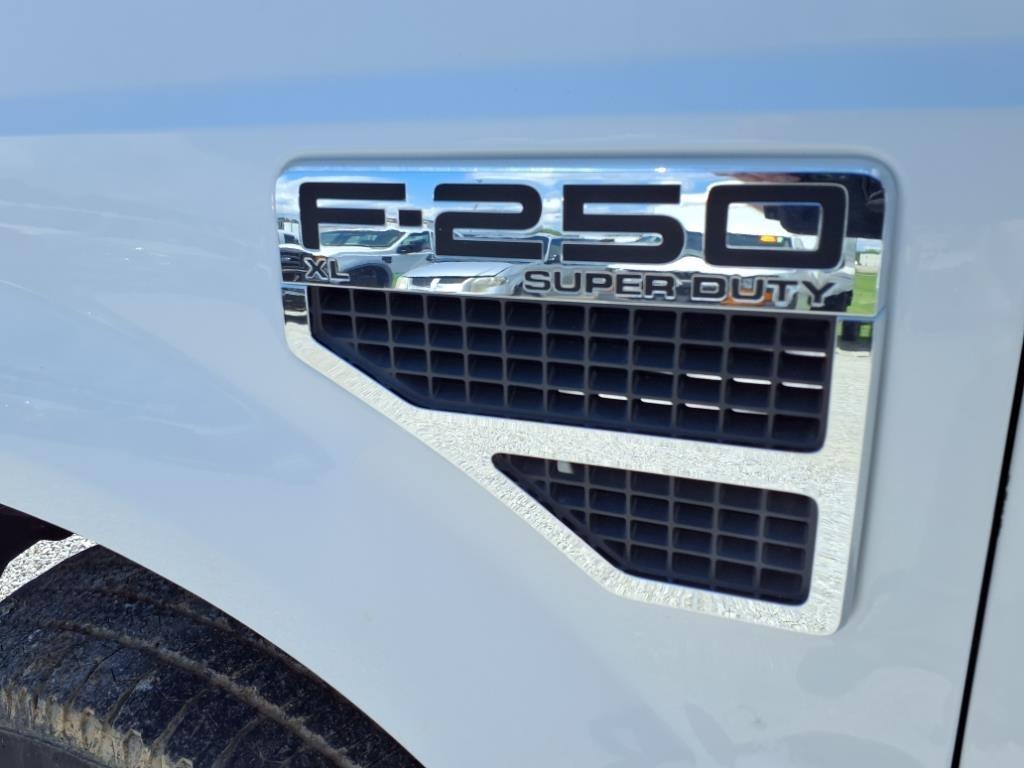 Ford F-250 SD 4WD Reg Cab 137" XL 2010