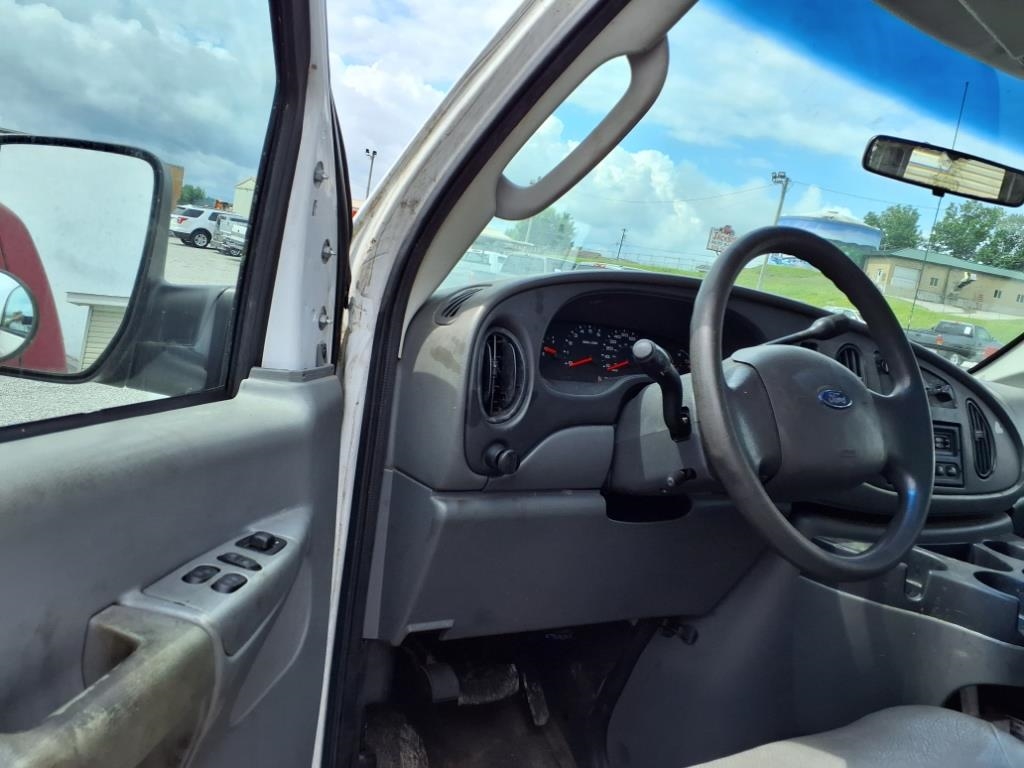 Ford Econoline E-150 Commercial 2008