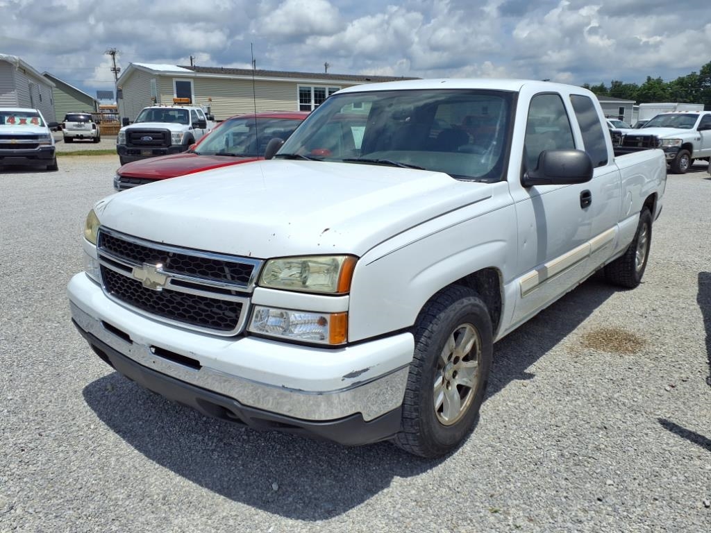 2006 Chevrolet Silverado 1500 Ext Cab 143.5" WB 2WD LT1