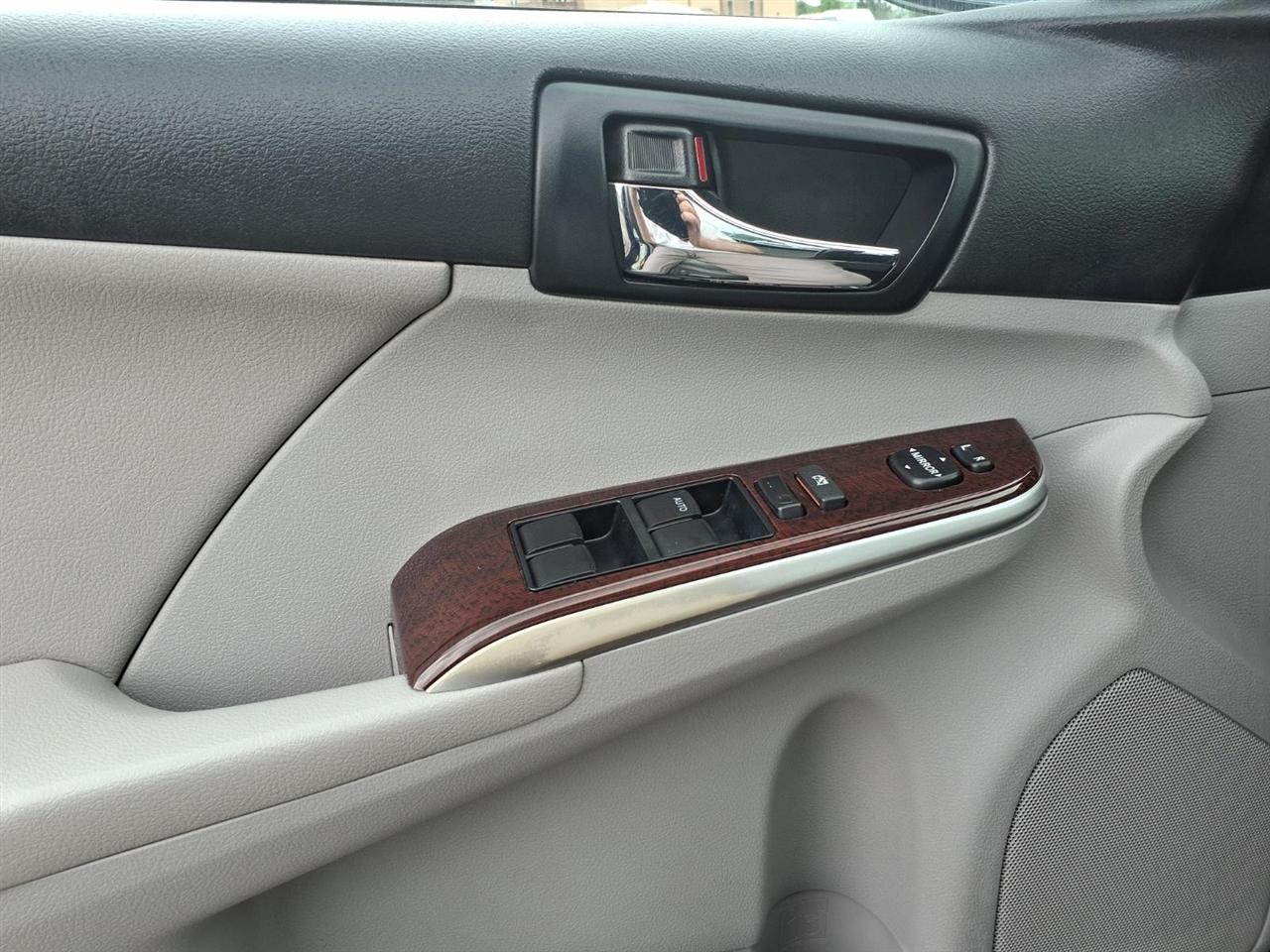Toyota Camry 4dr Sdn V6 Auto XLE (Natl) 2012