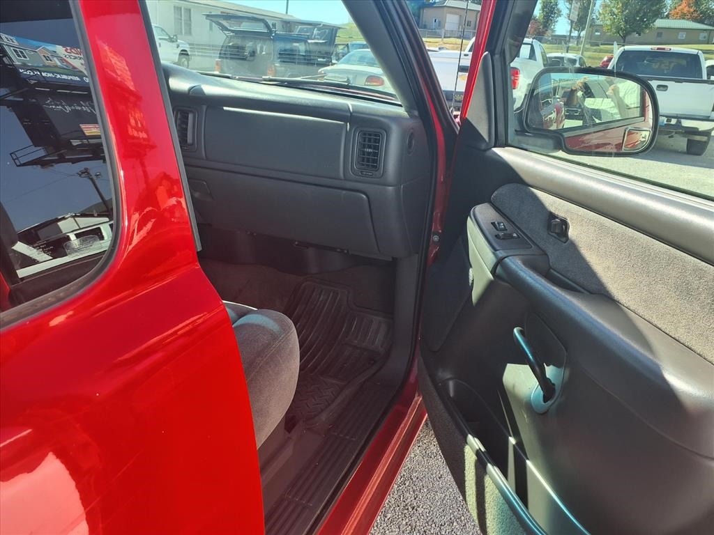 Chevrolet Silverado 1500 Ext Cab 143.5" WB 4WD LS 2003