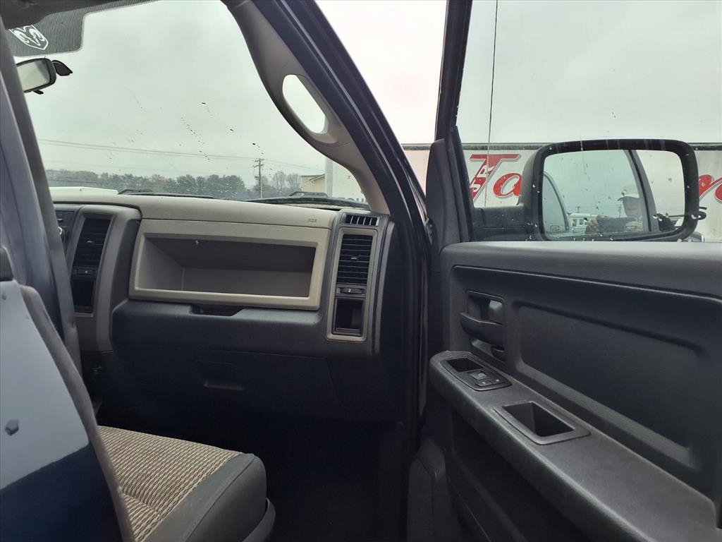 RAM 1500 4WD Quad Cab 140.5" Tradesman 2012