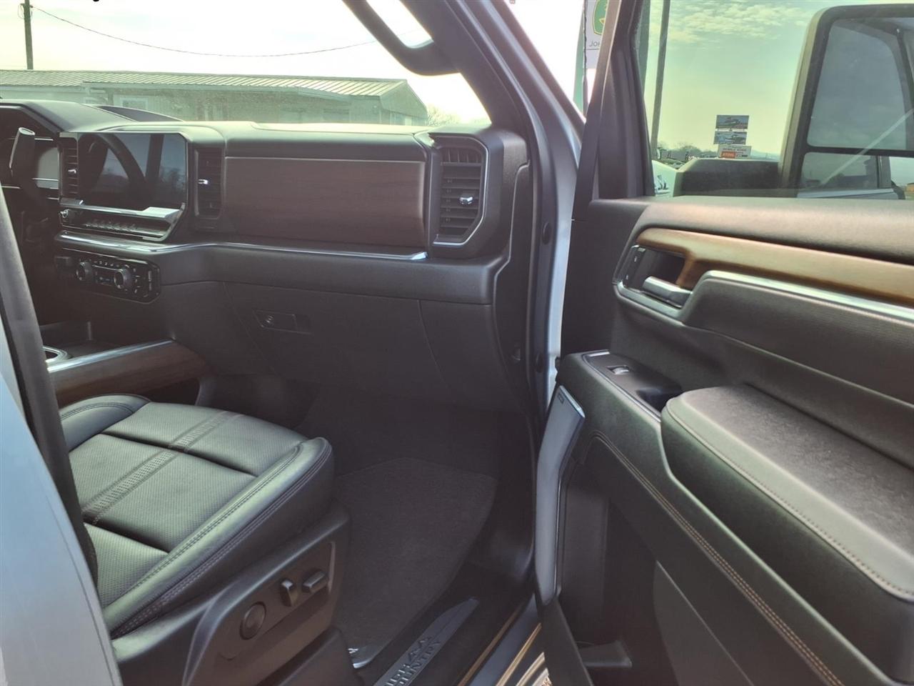 Chevrolet Silverado 2500HD 4WD Crew Cab 159" High Country 2024