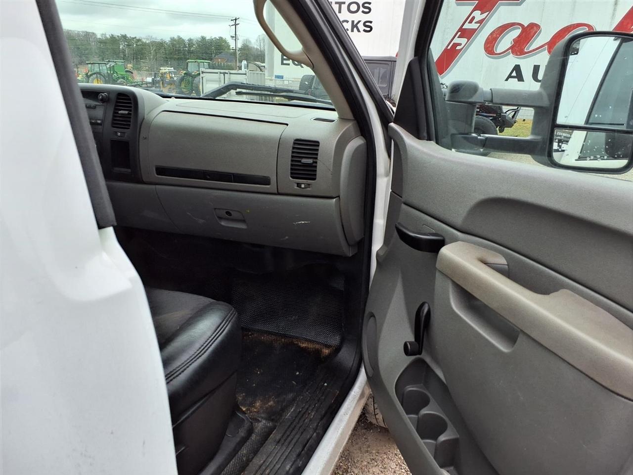 Chevrolet Silverado 2500HD 2WD Reg Cab 133.7" Work Truck 2014