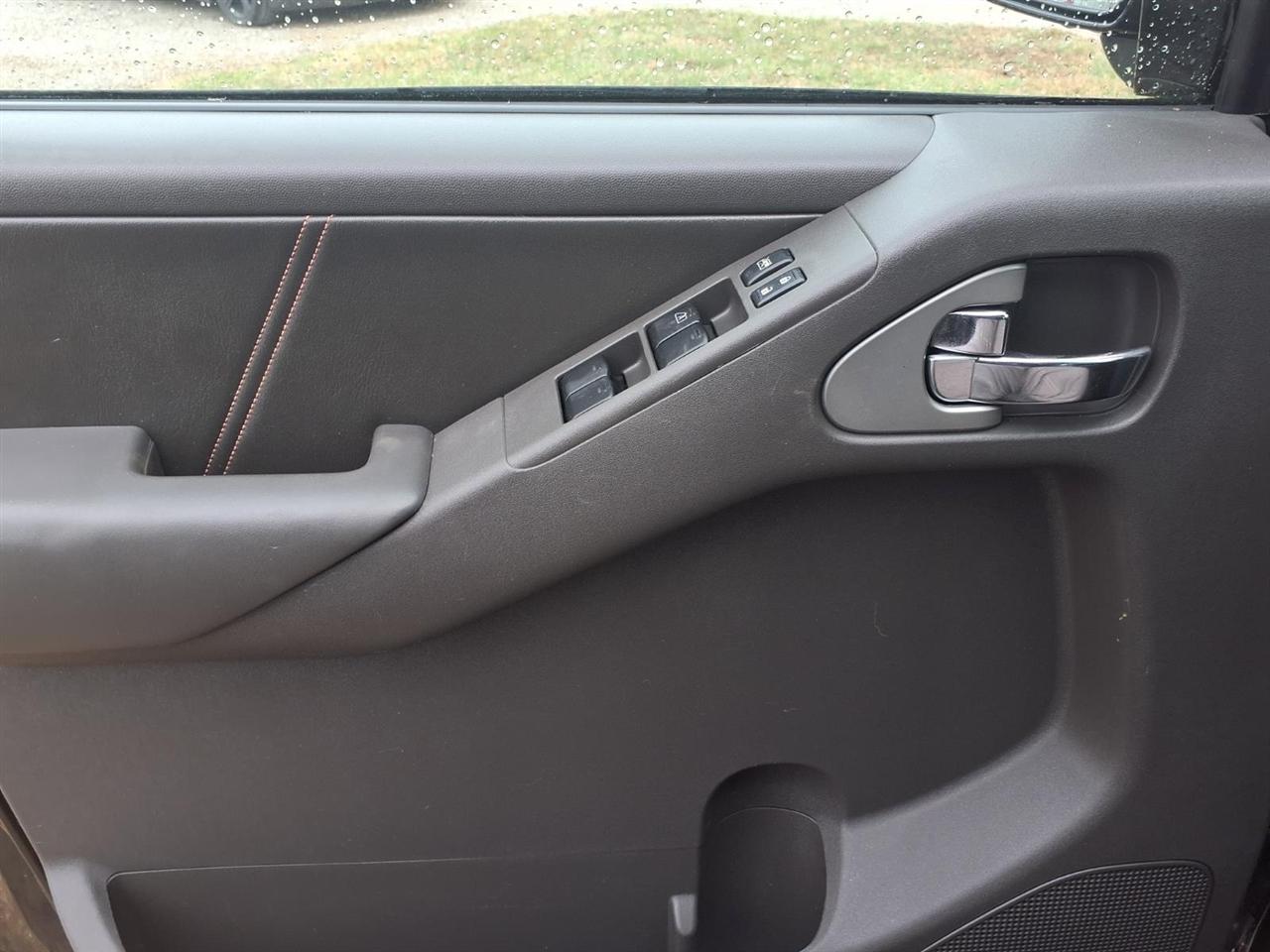 Nissan Frontier 4WD Crew Cab SWB Auto PRO-4X 2010