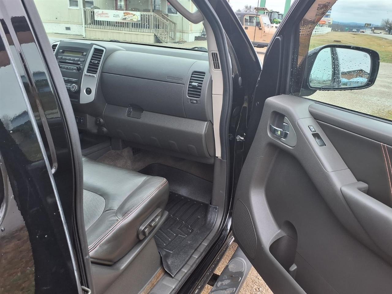 Nissan Frontier 4WD Crew Cab SWB Auto PRO-4X 2010